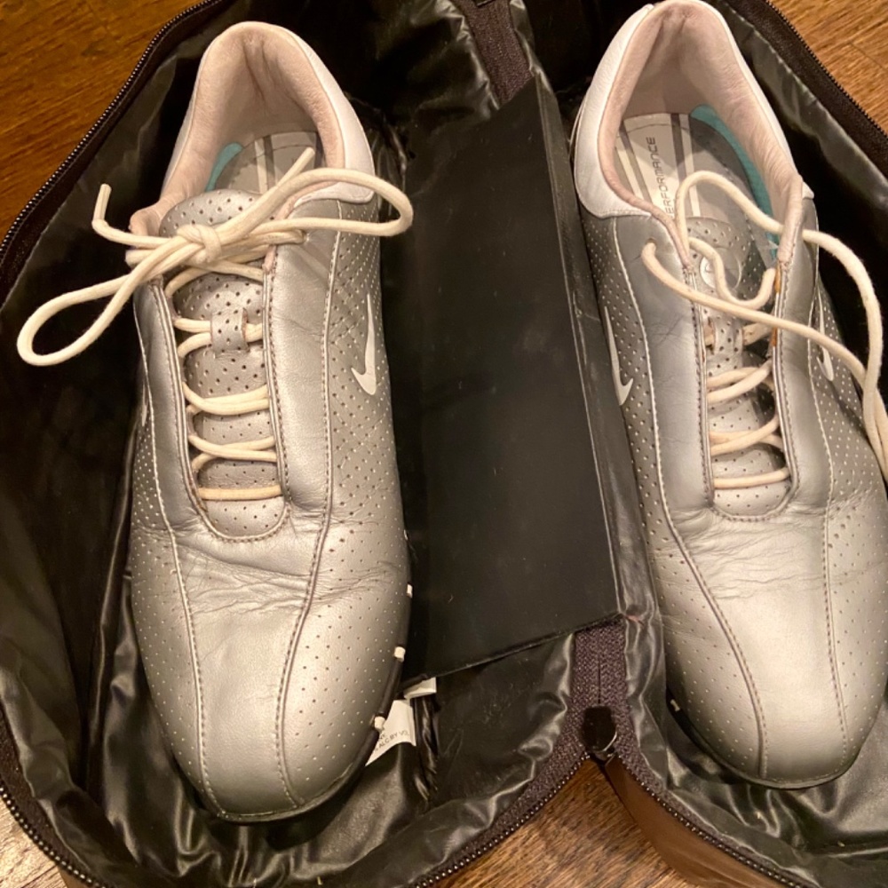 Nike Air women’s ( soft spike) size 8 golf shoes with free carrying bag - Picture 6 of 7